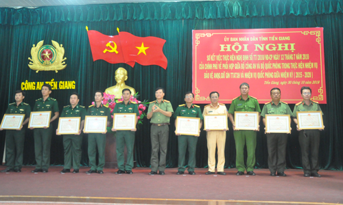 Các cá nhân và tập thể đạt thành tích được khen thưởng tại hội nghị.