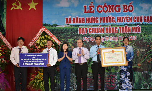 Lãnh đạo tỉnh trao Bằng công nhận xã đạt chuẩn NTM và Bảng tượng trưng công trình phúc lợi giá trị 1 tỷ đồng cho xã Đăng Hưng Phước.