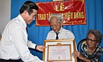 Trao Huy hiệu 70 năm tuổi Đảng cho 2 đảng viên