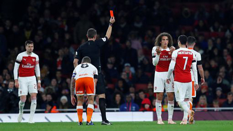 Guendouzi nhận thẻ đỏ ở phút 56 khiến Pháo thủ gặp nhiều khó khăn