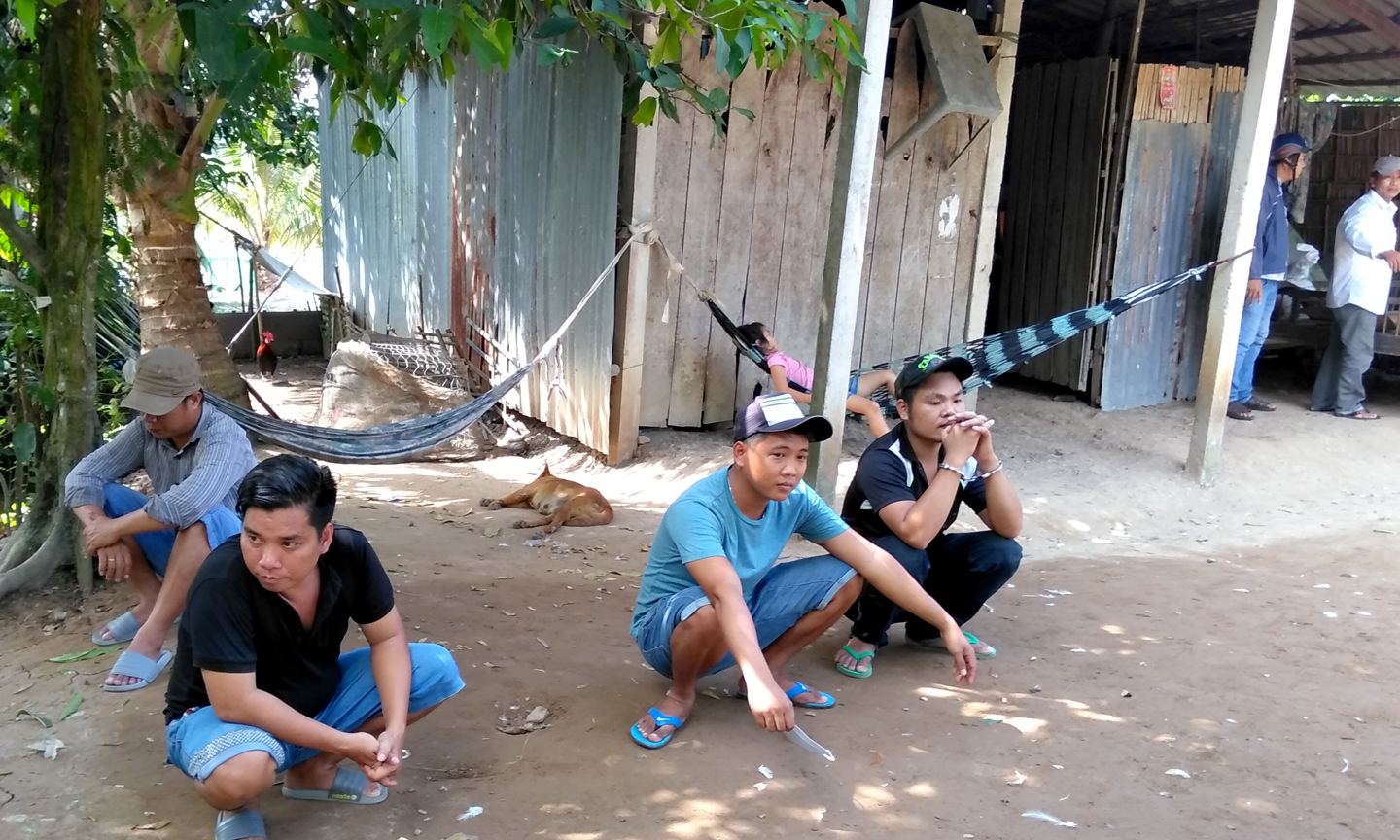 Nhóm đối tượng bị bắt quả tang khi đang say sưa đánh bạc.