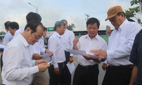Thường trực UBND tỉnh đã đến khảo sát tại khu đất công tại xã Tân Lập 1, huyện Tân Phước.