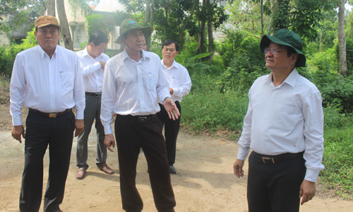 Thường trực UBND tỉnh khảo sát khu đất công tại xã Vĩnh Kim.
