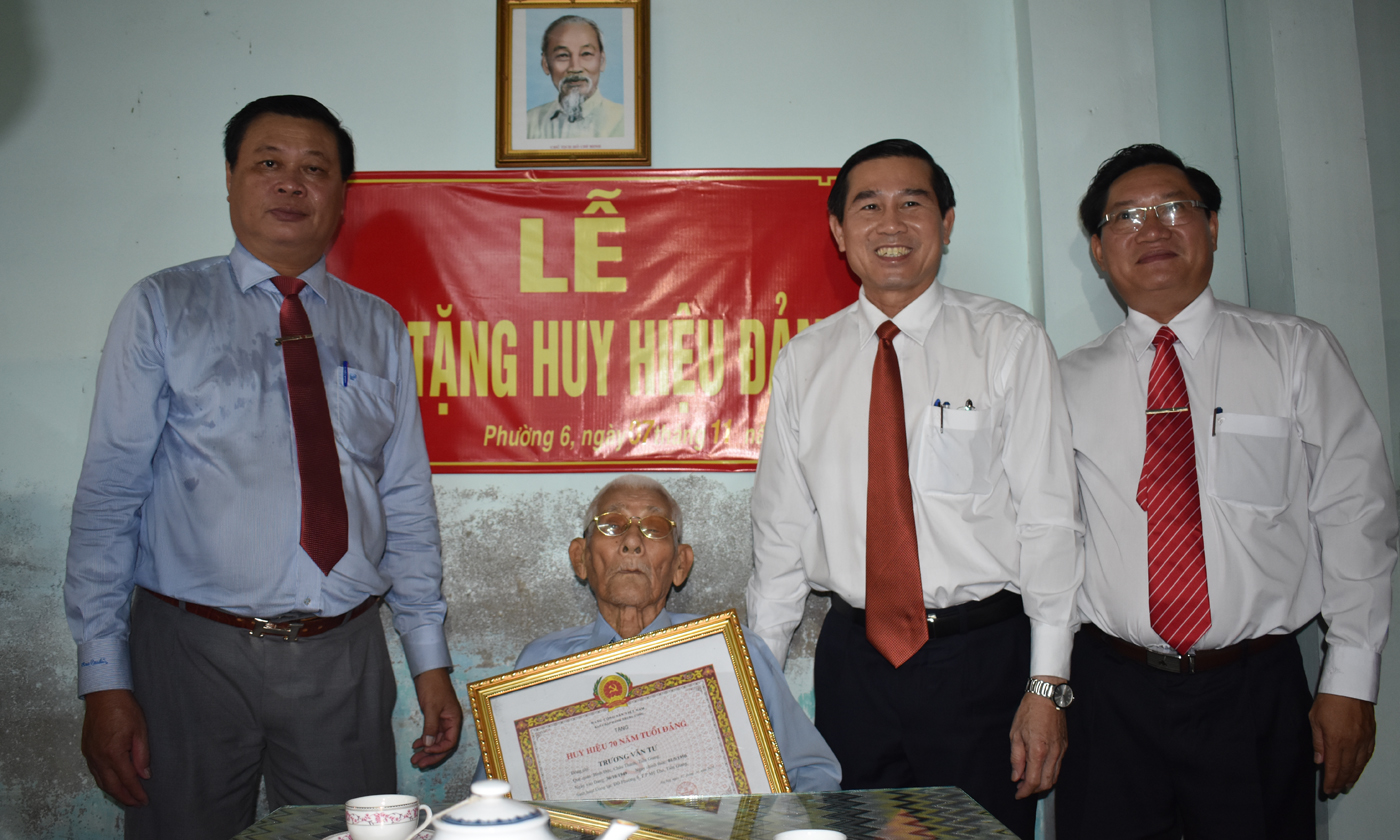 Đồng chí Lê Văn Hưởng gắn Huy hiệu Đảng cho đồng chí Trương Văn Tư