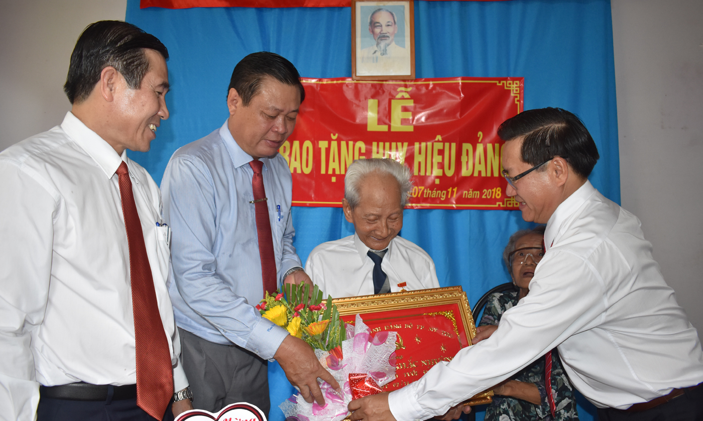 Thường trực Thành uỷ Mỹ Tho Tặng khánh vàng và hoa cho đồng chí Nguyễn Khắc Nhường