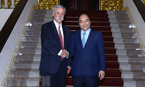 Thủ tướng Nguyễn Xuân Phúc tiếp ông Chase Carey, Chủ tịch kiêm Giám đốc điều hành Tập đoàn Formula One. (Ảnh: Thống Nhất/TTXVN)