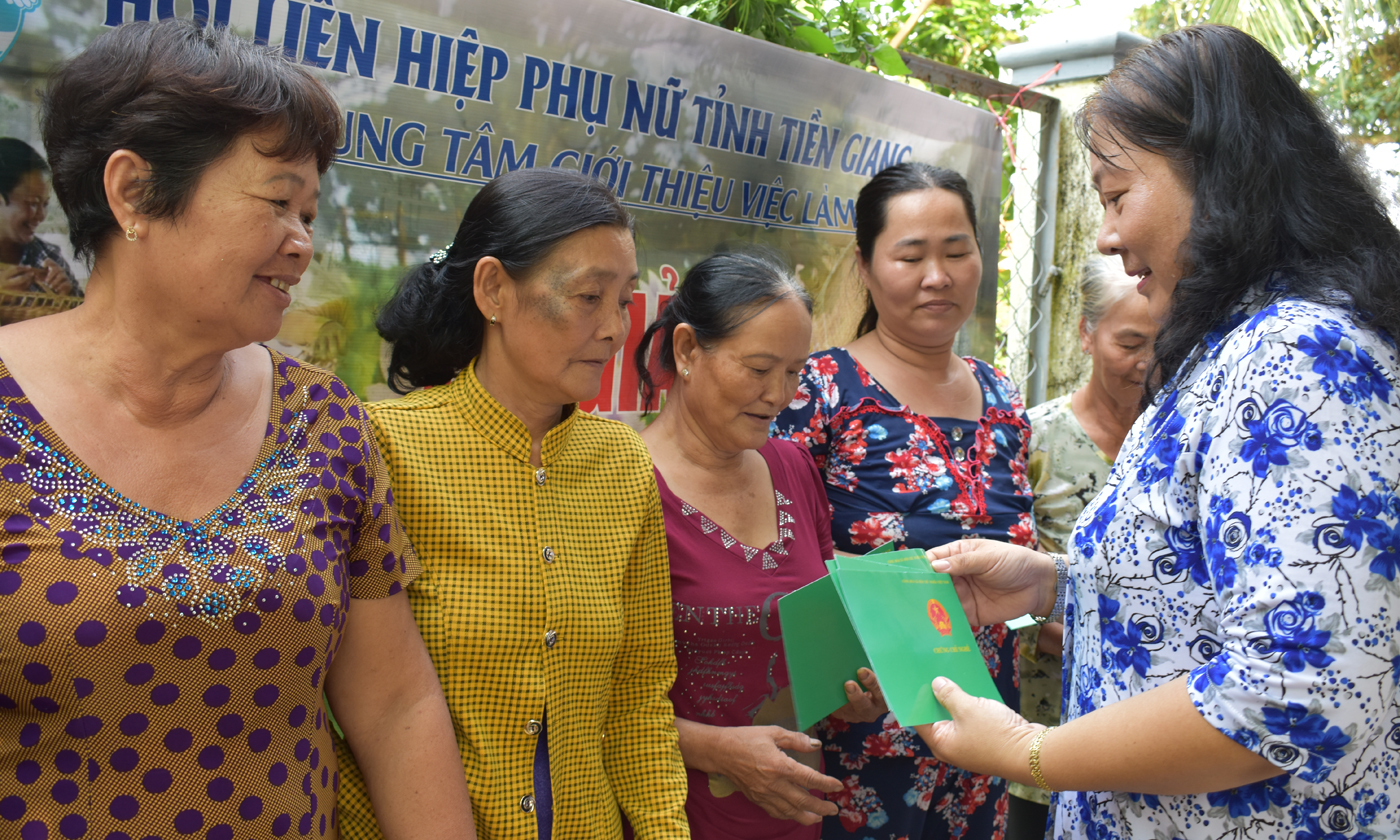 Đồng chí Nguyễn Thị Kiều Tiên trao chứng chỉ nghề cho các học viên