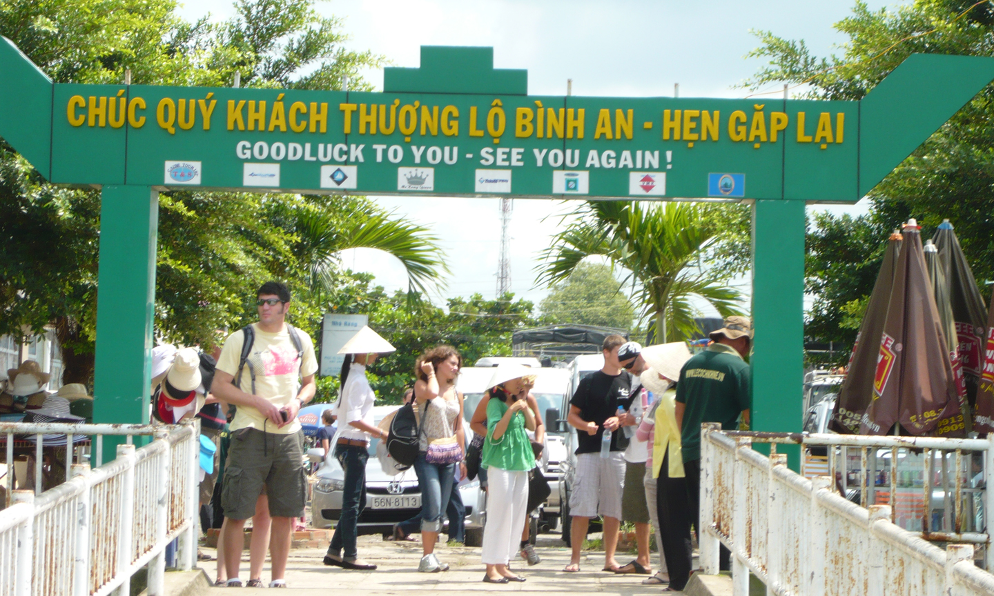 Khách quốc tế tham quan du lịch Cái Bè.