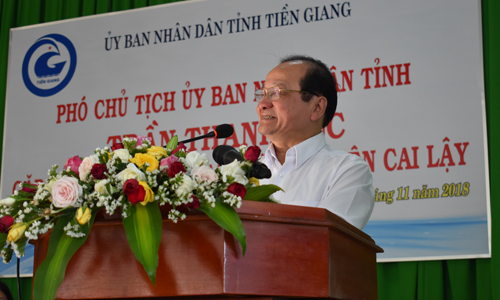 Đồng chi Trần Thanh Đức phát biểu tại buổi gặp gỡ nhân dân xã Tam Bình