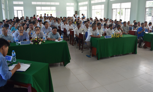 Đông đảo người dân xã Tam Bình tại buổi gặp gỡ Phó Chủ tịch UBND tỉnh