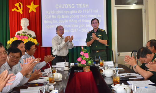 Lãnh đạo 2 đơn vị ký kết chương trình phối hợp 