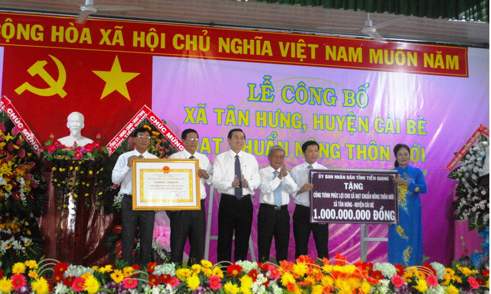 Trao Bằng Công nhận và tặng kinh phí công trình phúc lợi xã hội cho xã Tân Hưng.