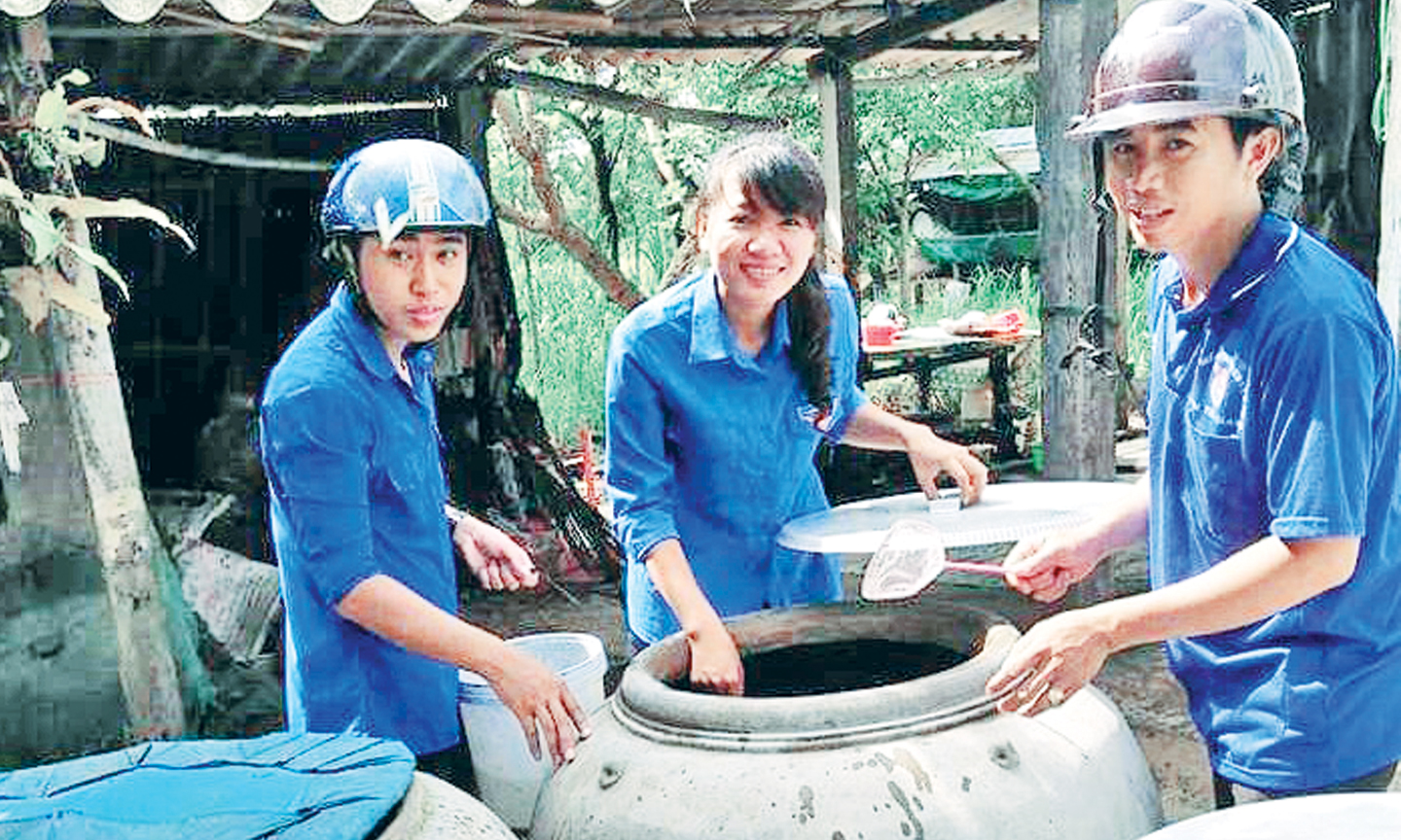 Anh Ngô Ngọc Minh (bìa phải) luôn nêu cao tinh thần trách nhiệm trong tham gia  các hoạt động của Chi đoàn.