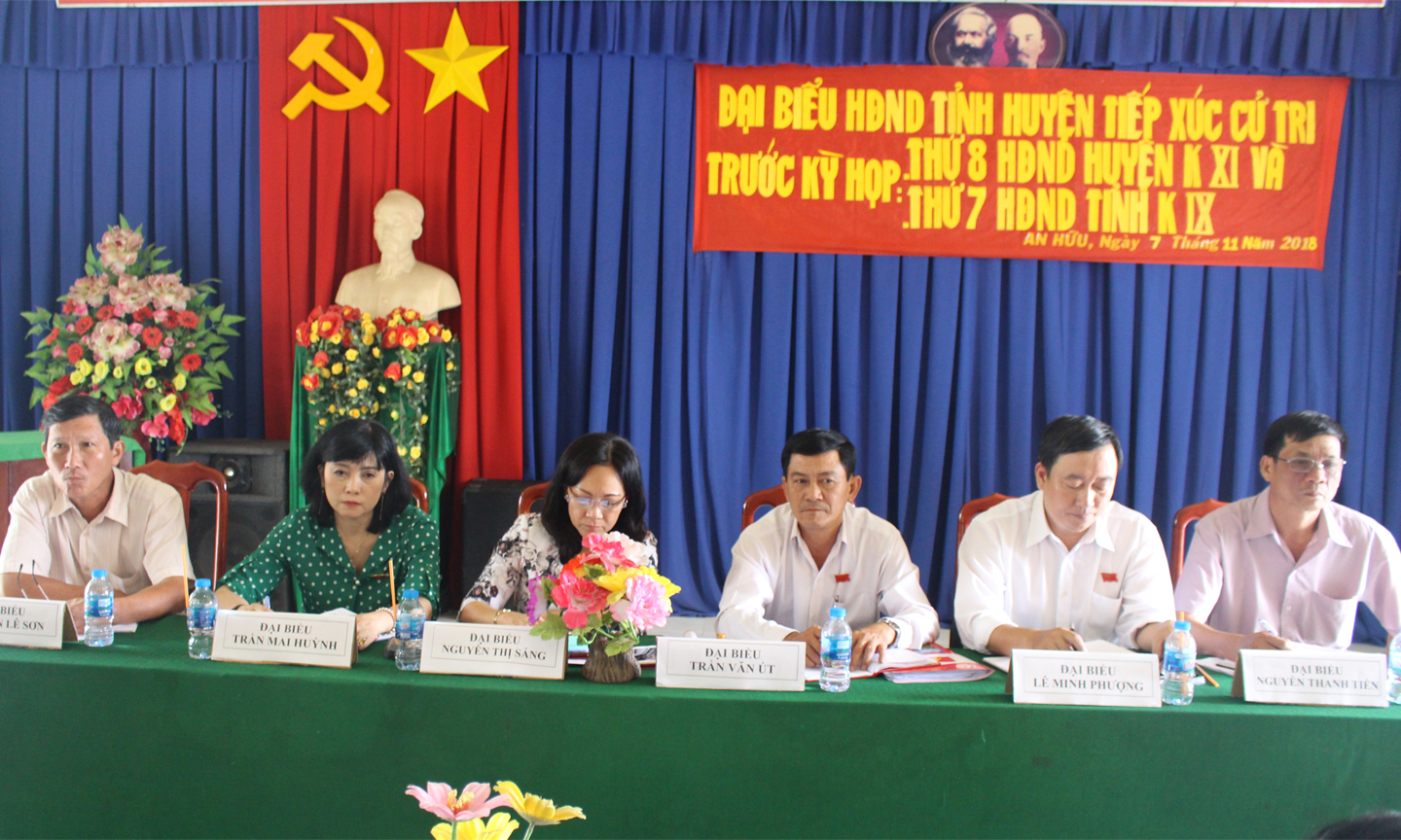 Đại biểu HĐND tỉnh và huyện Cái Bè tiếp xúc cử tri tại xã An Hữu. 