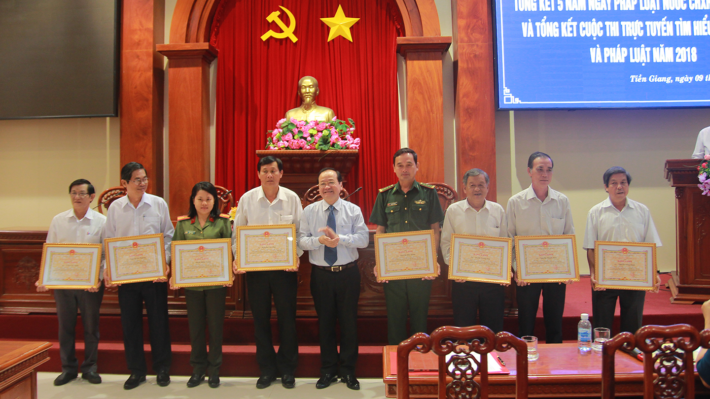 Phó Chủ tịch UBND tỉnh Tiền Giang Trần Thanh Đức trao bằng khen cho các tập thể, cá nhân có thành tích xuất sắc.