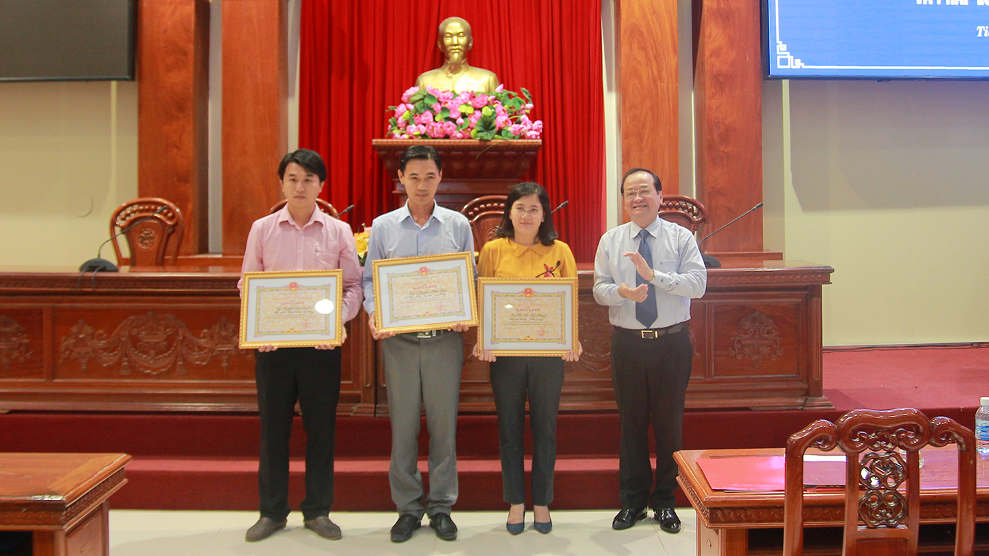 Phó Chủ tịch UBND tỉnh Tiền Giang Trần Thanh Đức trao giải cho các cá nhân đạt giải Nhất, Nhì, Ba cuộc thi trực tuyến. 