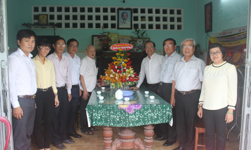 Phó Chủ tịch UBND tỉnh Trần Thanh Đức gởi lời chúc sức khỏe đến  thầy Trương Nam Thắng, nguyên Giám đốc Sở GD-ĐT