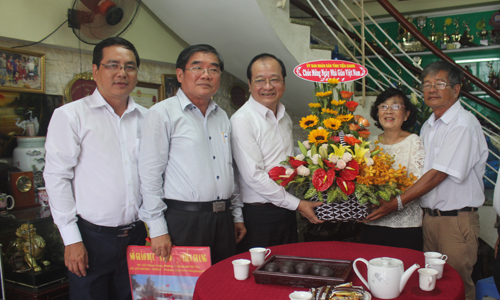 Phó Chủ tịch UBND tỉnh chúc mừng cô Đồng Thị Bạch Tuyết, nguyên Giám đốc Sở GD-ĐT