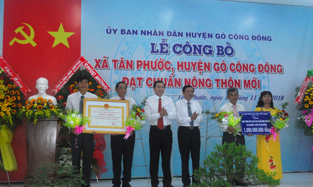 Đồng chí Lê Văn Hưởng và đồng chí Nguyễn Văn Thắng trao Bằng công nhận và công trình phúc lợi xã hội 1 tỷ đồng.