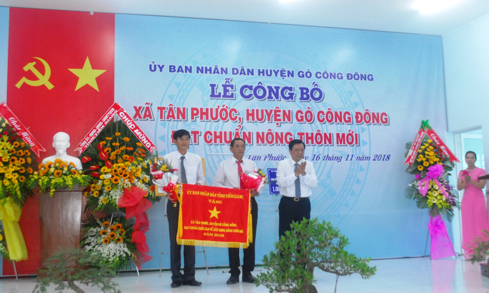 Đồng chí Nguyễn Văn Thắng trao cờ cho xã Tân Phước.