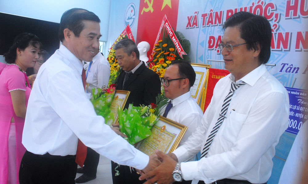 Đồng chí Lê Văn Hưởng trao Bằng khen của UBND tỉnh cho các cá nhân có nhiều đóng góp xây dựng NTM.