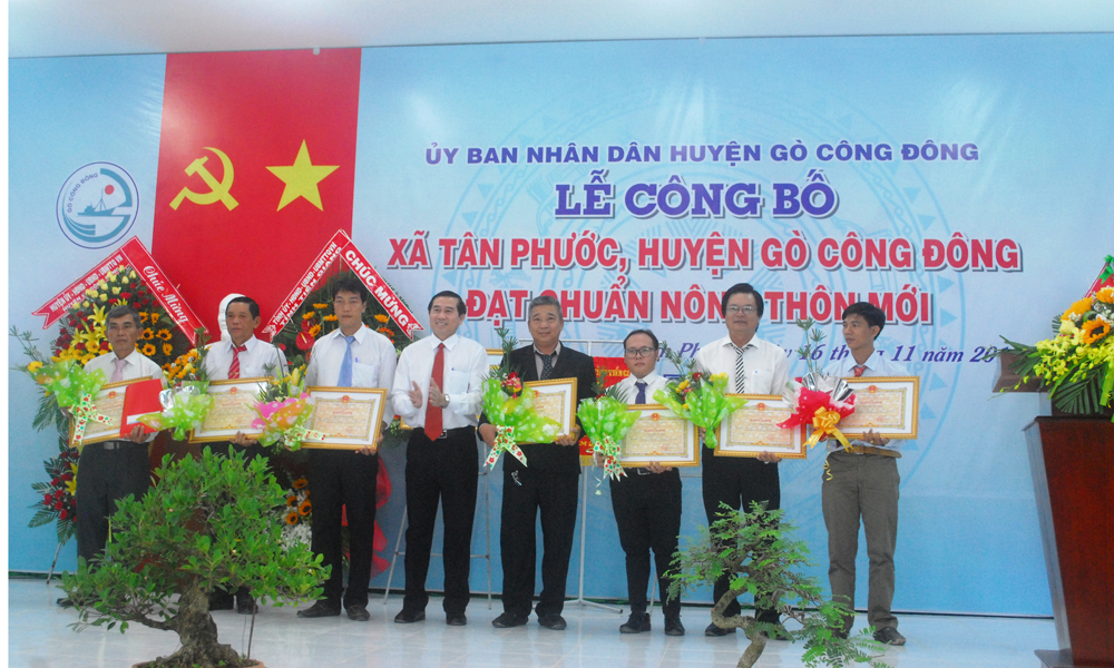 Các cá nhân tiêu biểu trong việc đóng góp xây dựng NTM xã Tân Phước. 