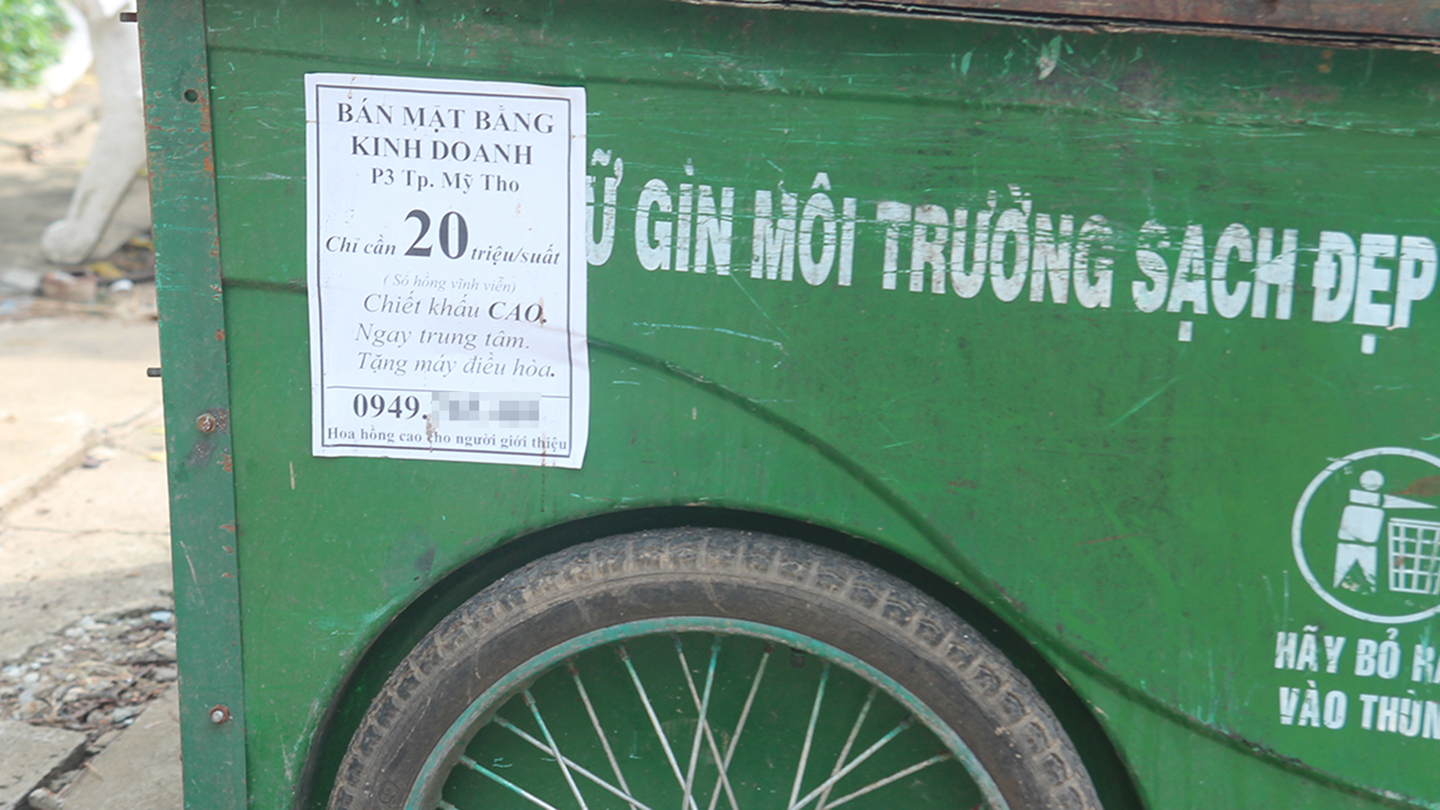 Các đối tượng dán quảng cáo, rao vặt bất kỳ đâu, ngay cả trên thùng rác công cộng.