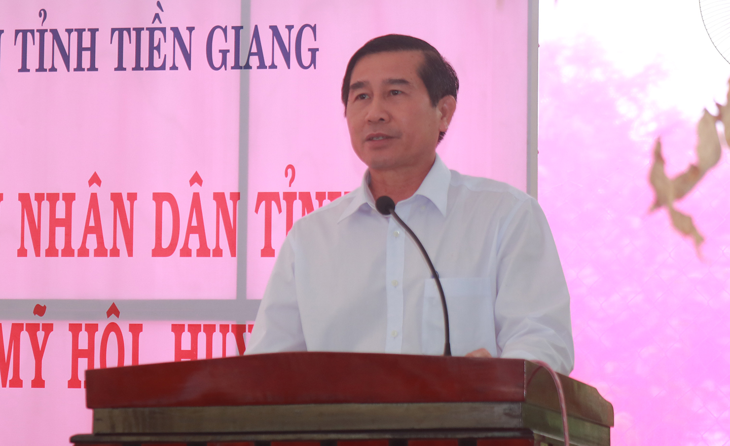 Chủ tịch UBND tỉnh Lê Văn Hưởng phát biểu tại buổi gặp gỡ.