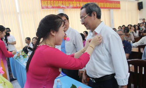Cài hoa tri ân cho đại biểu. 