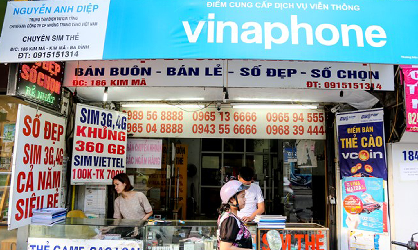 Các cửa hàng SIM số tại Hà Nội khá yên bình trong ngày đổi được đổi mạng giữ số. (Ảnh: Minh Sơn/Vietnam+)