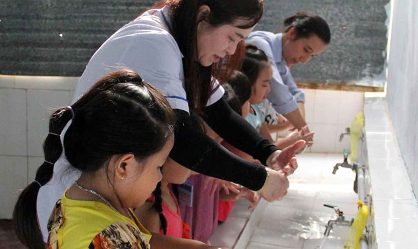 Hướng dẫn học sinh rửa tay bằng xà phòng phòng chống nhiều dịch bệnh. (Ảnh: Công Thử/TTXVN)