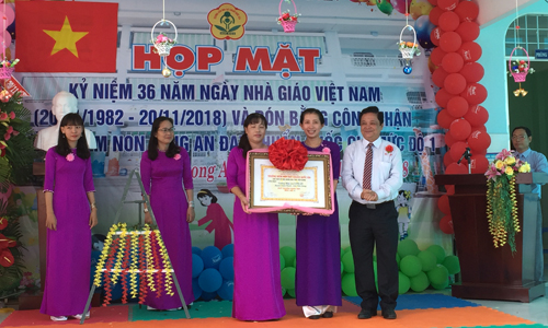 Đón nhận bằng công nhận đạt chuẩn Quốc gia mức độ 1. 