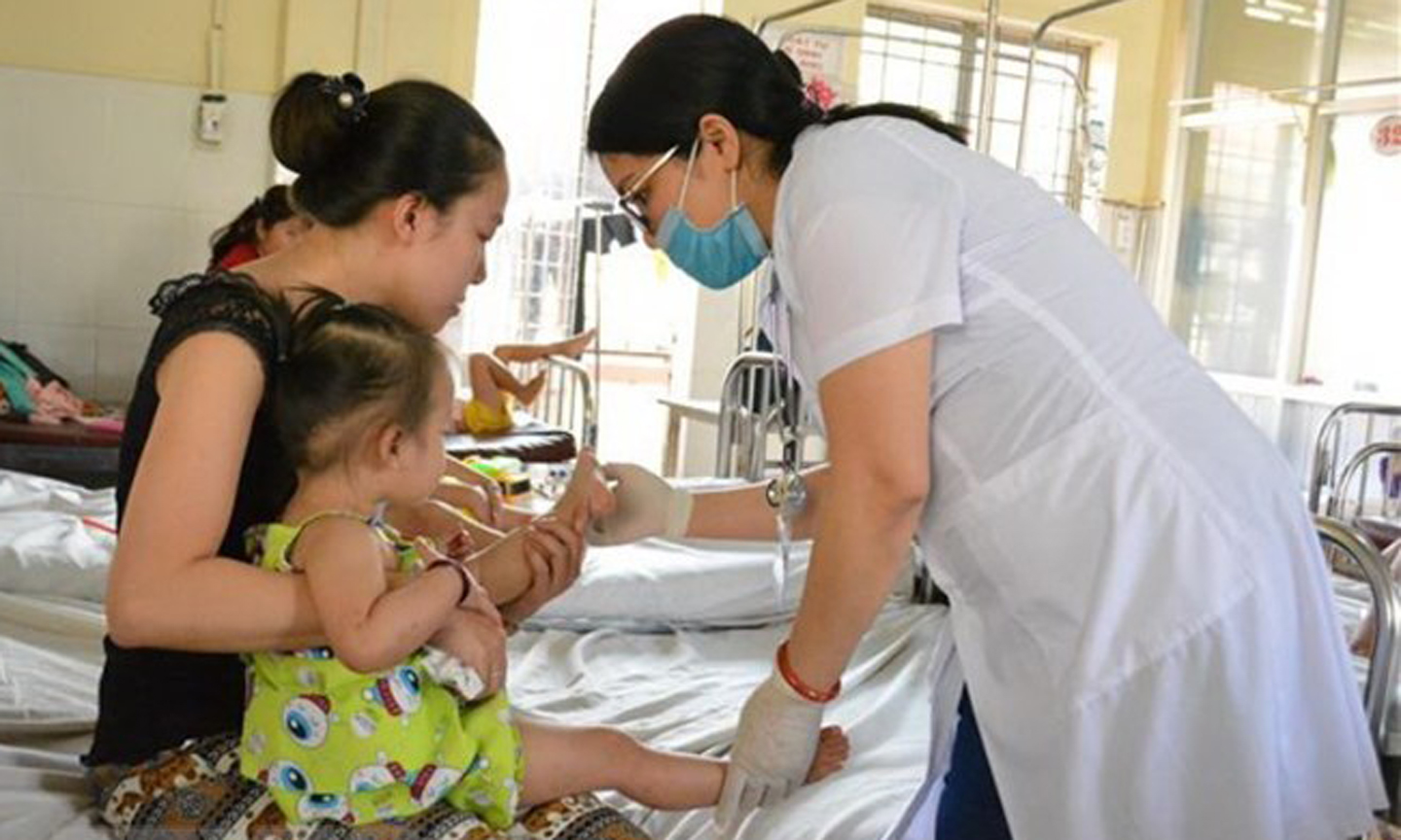 Điều trị cho một bệnh nhân mắc bệnh tay chân miệng tại Bệnh viện Đa khoa vùng Tây Nguyên. (Ảnh: Tuấn Anh/TTXVN)