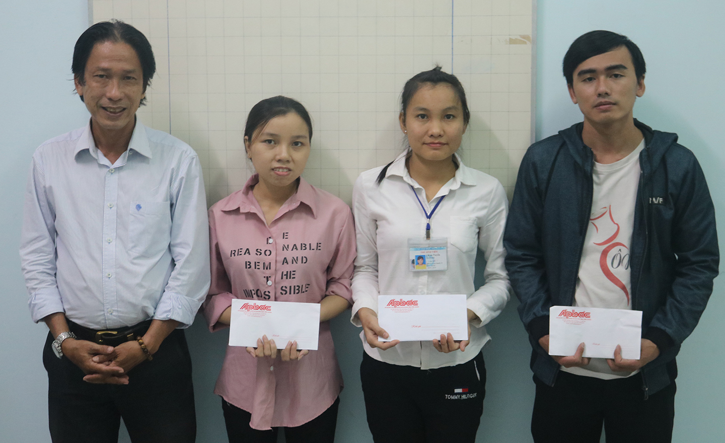 Phó Tổng Biên tập Báo Ấp Bắc Phạm Văn Sơn trao học bổng cho các sinh viên.