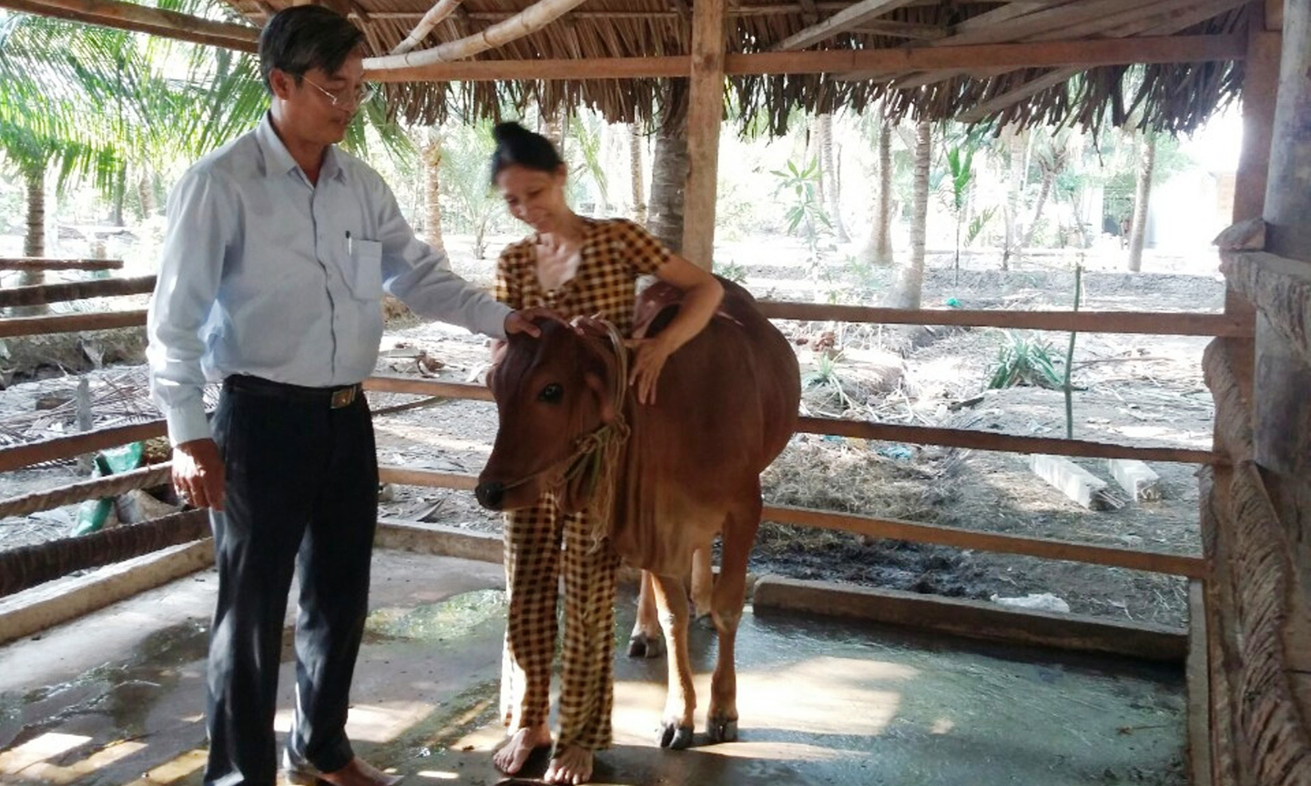 Phó Chủ tịch Ủy ban MTTQ tỉnh Huỳnh Văn Hải kiểm tra Dự án Hỗ trợ bò  cho hộ nghèo ở xã Tân Thới (huyện Tân Phú Đông).