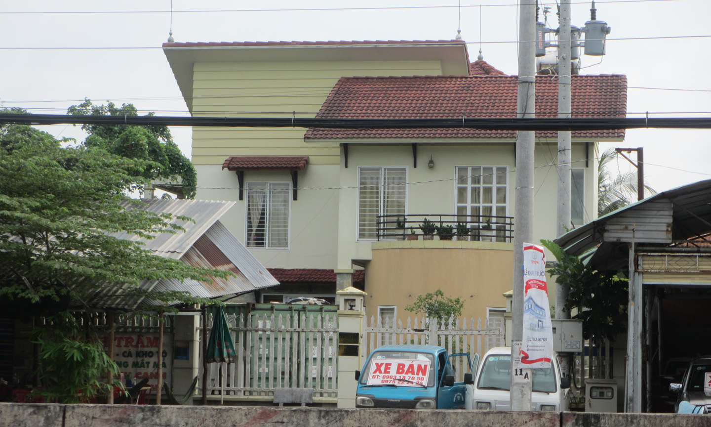 Cơ sở chế biến phân bón của ông Bình và bà Yến.