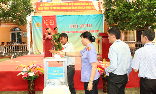 Đại biểu ủng hộ “Quỹ tấm lòng vàng” 