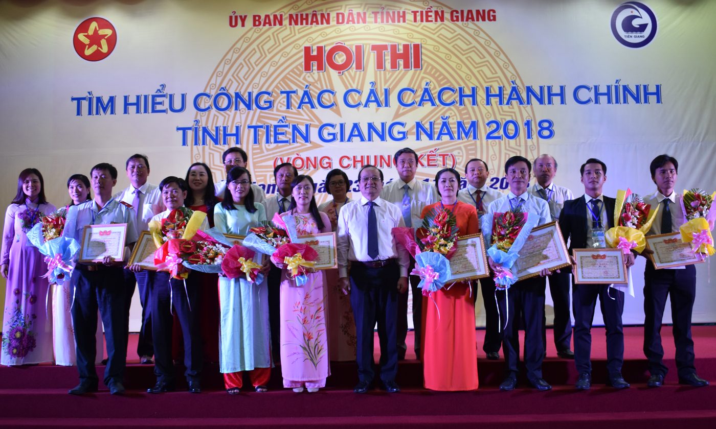 Trao giải cho các đội
