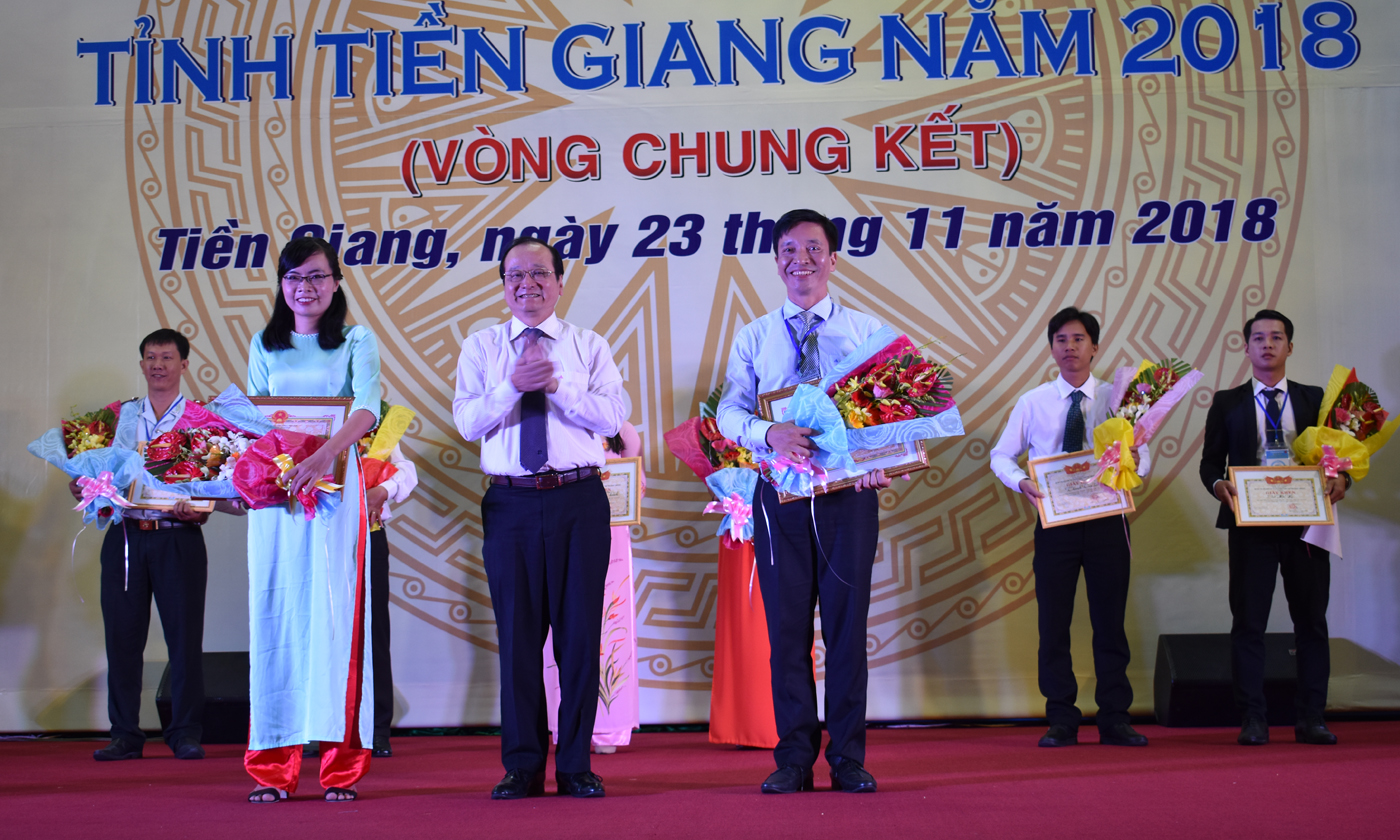 Trao giải Nhất, Nhì cho 2 đội
