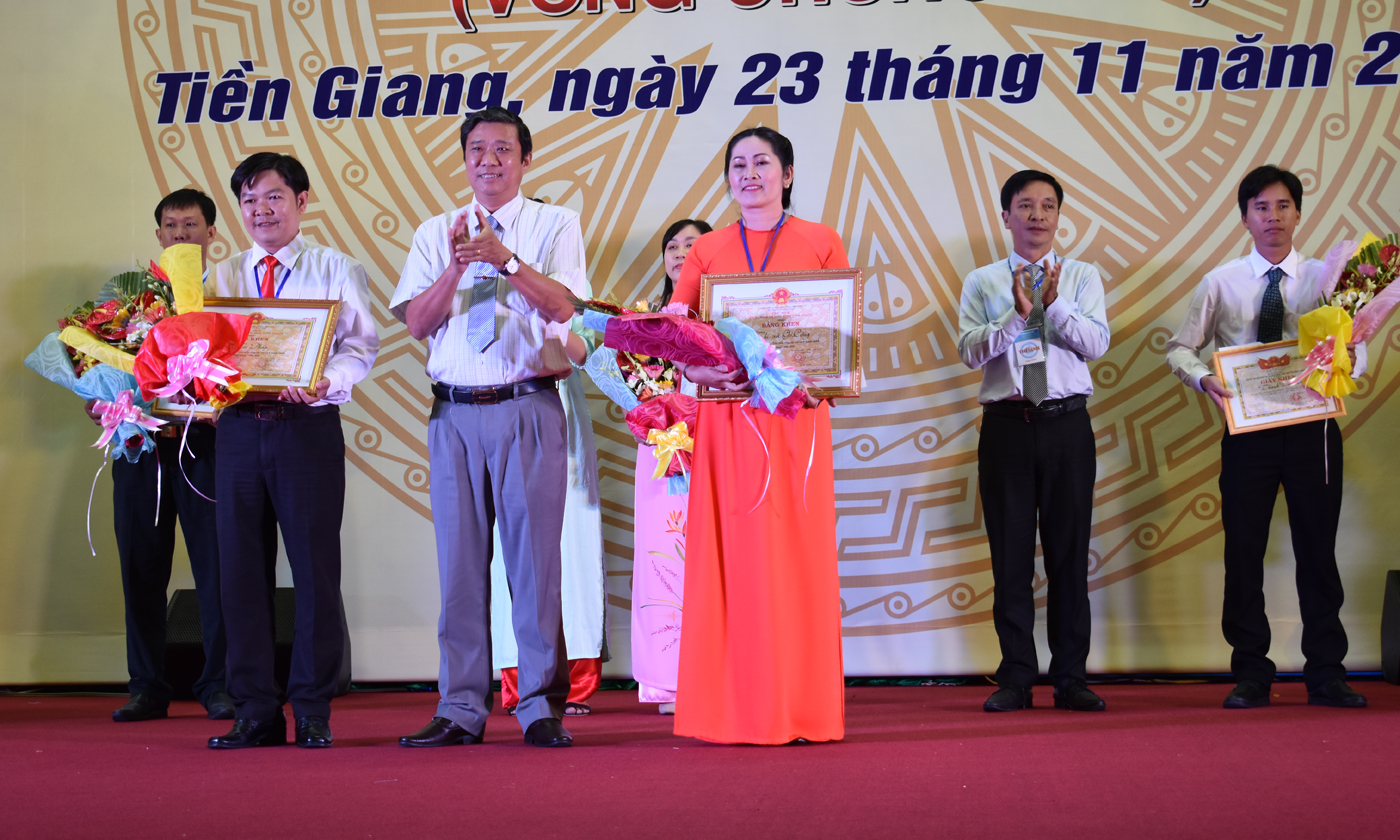 Trao giải Ba cho 2 đội