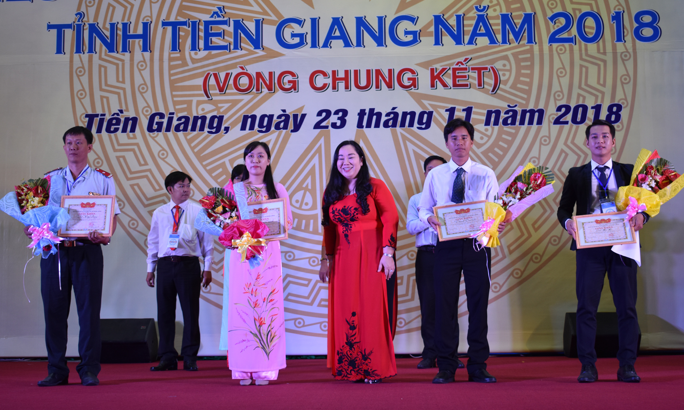 Trao giải khuyến khích cho 4 đội
