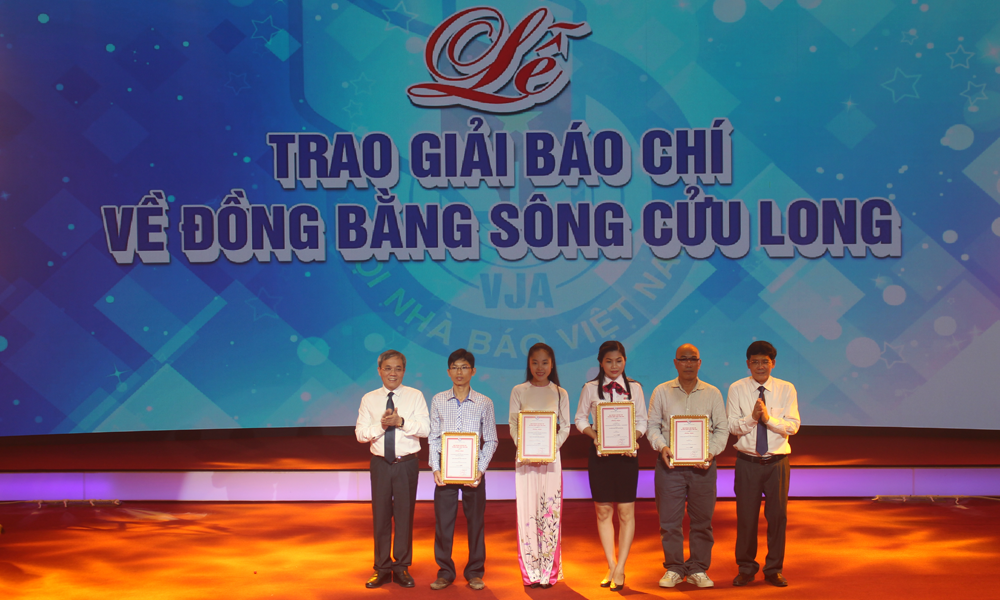 Trao giải cho các tác giả đoạt giải nhì.
