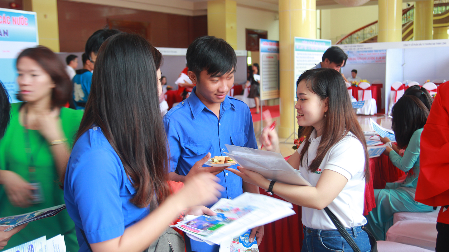 Sàn giao dịch việc được người lao động, học sinh, sinh viên quan tâm tìm hiểu, và đăng ký tham gia trực tiếp với công ty có chức năng đưa người lao động đi làm việc ở nước ngoài.