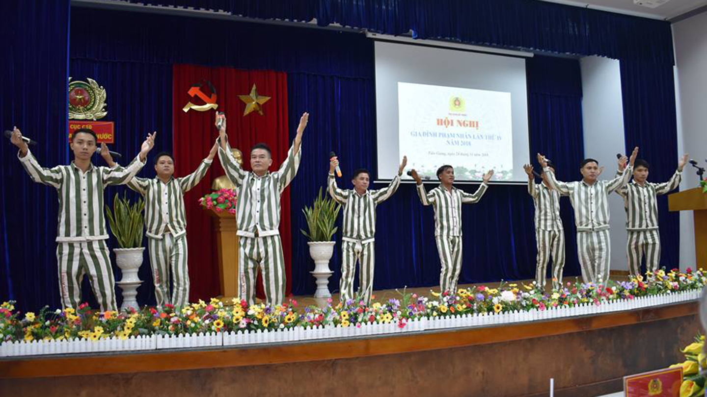 Tiết mục văn nghệ chào mừng của các phạm nhân.