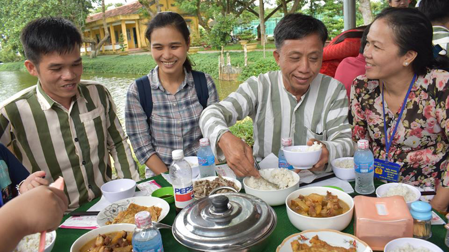 Các phạm nhân được cùng gia đình ăn bữa cơm đầm ấm.