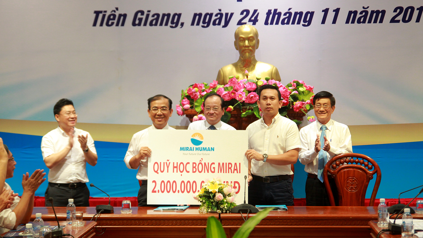 Công ty TNHH Nhân lực MIRAI đã tặng bảng tượng trưng 2 tỷ đồng vào Quỹ học bổng Trường Cao đẳng Y tế Tiền Giang.