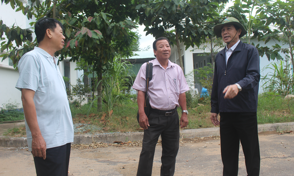 Chủ tịch UBND tỉnh Lê Văn Hưởng trao đổi với lãnh đạo huyện Tân Phú Đông về phương án ứng phó bão.