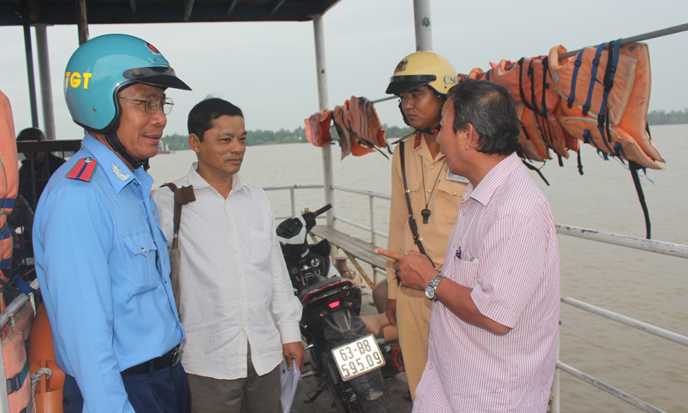 Lãnh đạo huyện Tân Phú Đông kiểm tra tại Bến phà Bình Ninh.