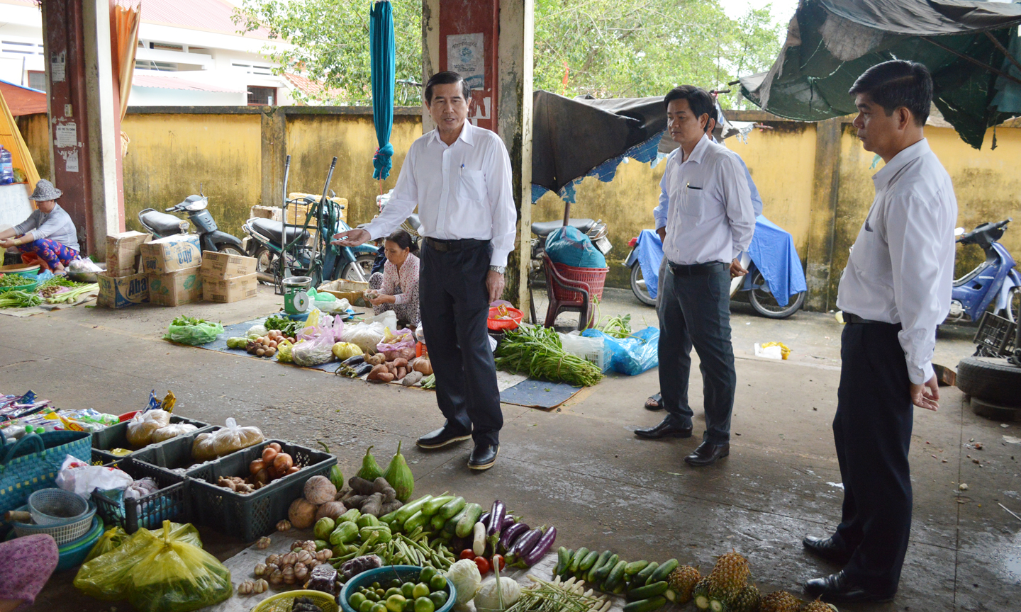 Yêu cầu BQL chợ có biện pháp kê sạp cho tiểu thương buôn bán.