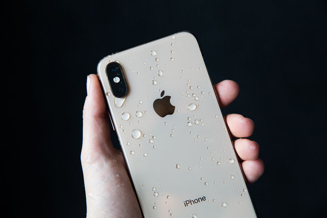 iPhone XS Max có thể sống sót khi rơi xuống hồ nhờ được tích hợp chuẩn kháng nước IP68. Ảnh: Mashable.